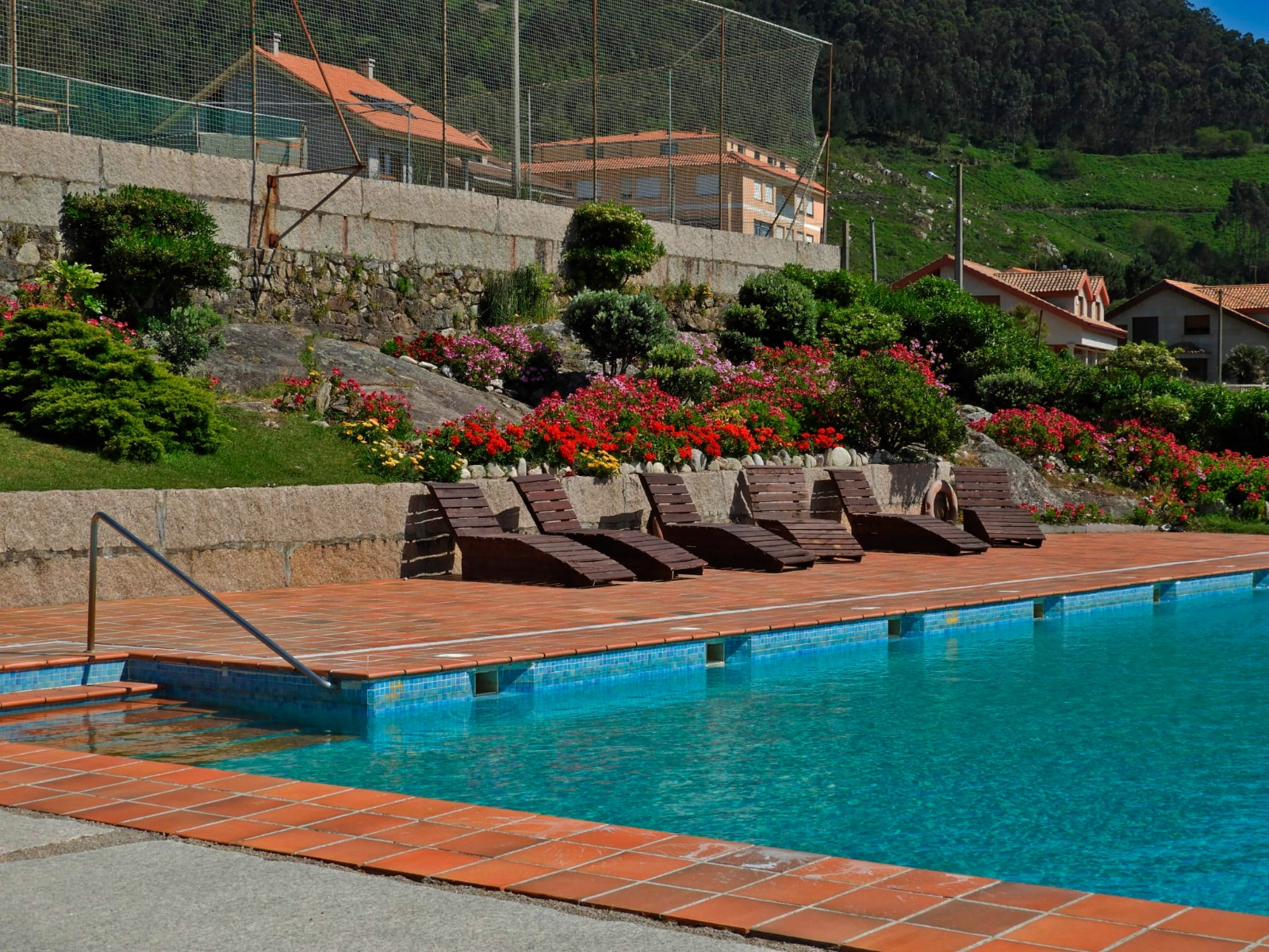 Camping Mougas - Piscina con vistas al mar y a la montaña. Camping en oia - Pontevedra - Galicia